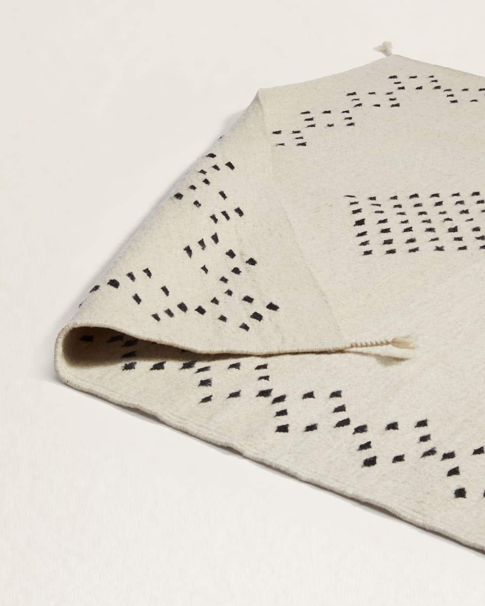 Pendleton Shop MIL Diamonds Rug for a Timeless Look