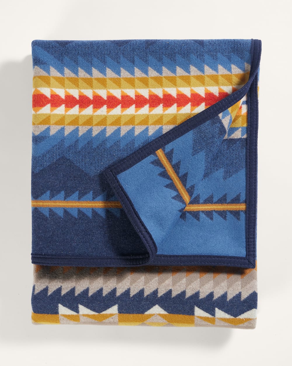 Pendleton Shop Luxurious Cascadia Blanket: Cozy Comfort